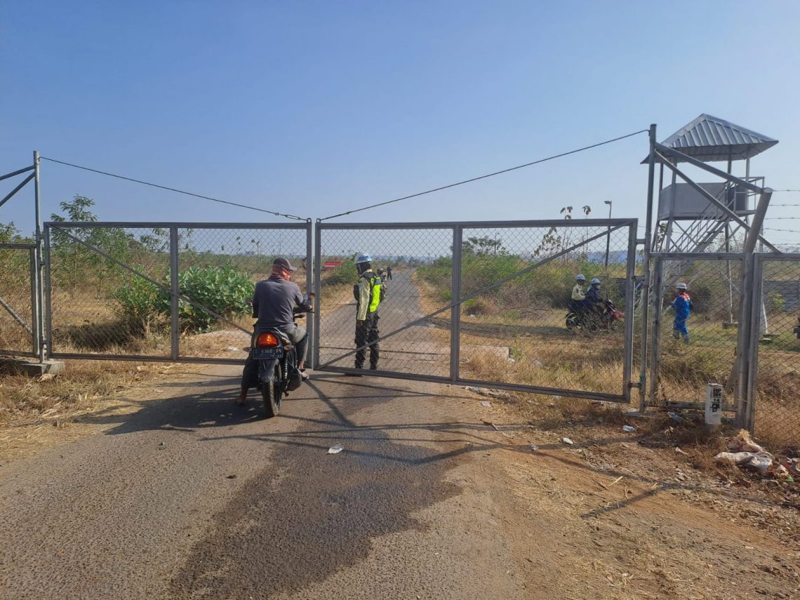 Gerbang masuk kawasan kilang minyak di Desa Sumurgeneng, Kecamatan Jenu, Kabupaten Tuban, dijaga ketat oleh petugas keamanan. Foto: Rochim/Tugu Jatim
