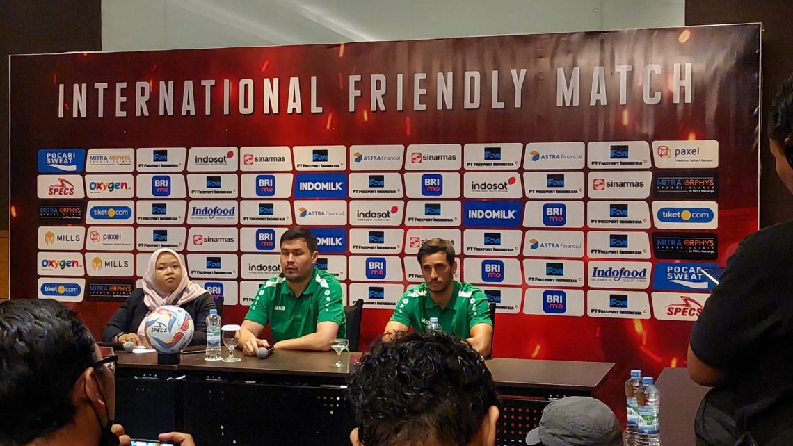Head coach Timnas Turkmenistan, Mergen Orazov (tengah) dan pemain Timnas Turkmenistan, Ruslan Mingazov (kanan). Foto: PSSI Jatim