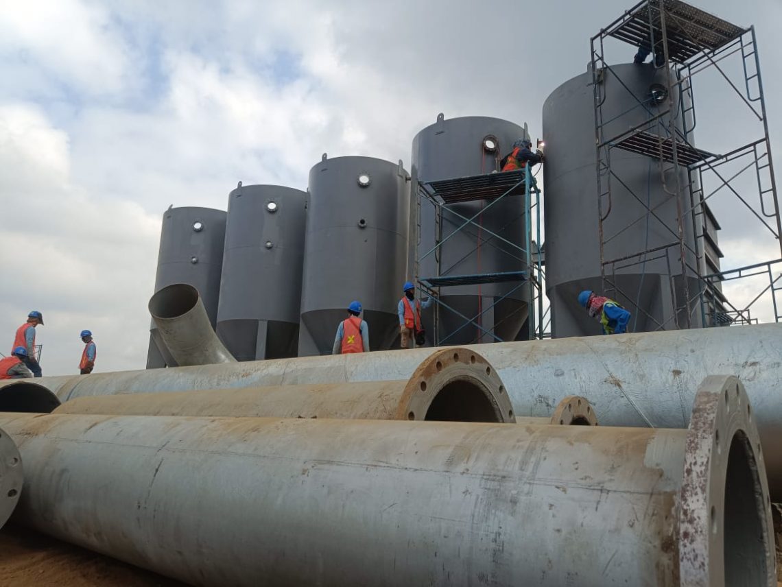 Para pekerja konstruksi di proyek Water Treatment Plant (WTP) tengah mengerjakan pengelasan. Foto: Yona Arianto/Tugu Jatim