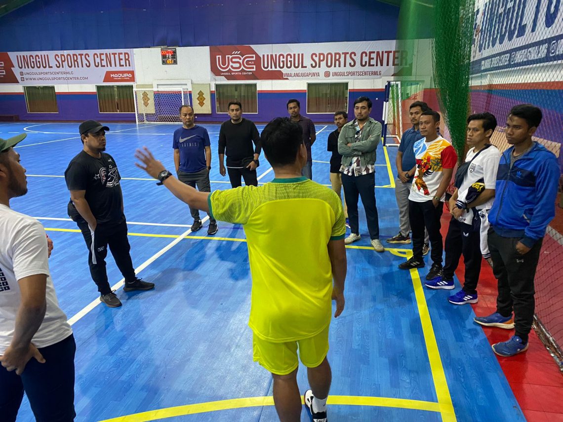 Asisten Pelatih Timnas Futsal Indonesia, Sayan Kamadi (kaos kuning) berbincang dengan beberapa pelatih futsal yang tergabung dalam Forum Pelatih Futsal Malang Raya. Foto: dok Unggul FC
