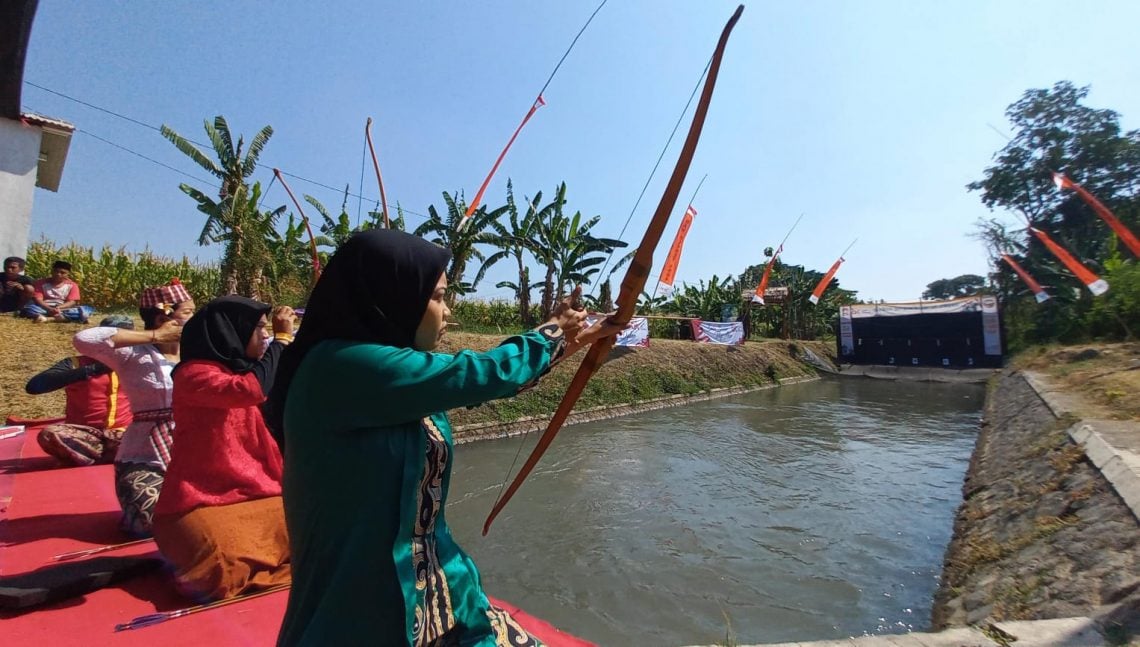 Serunya Jemparingan di Atas Sungai Dam Pleret Pasuruan 1 jemparingan tugu jatim