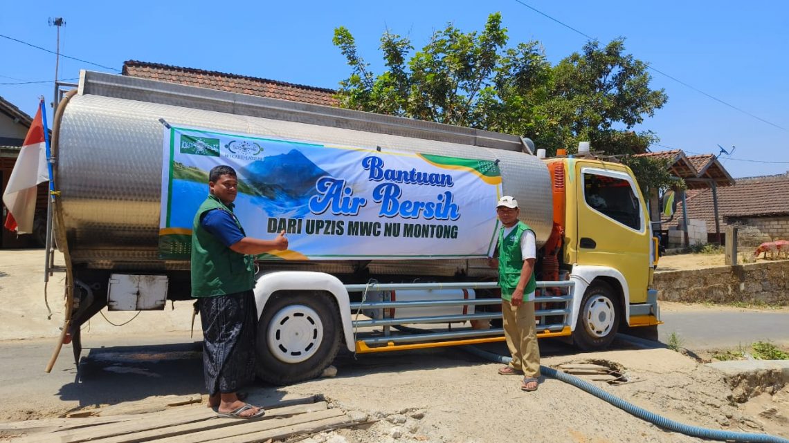 Relawan LPBI NU Tuban menyalurkan bantuan air bersih kepada warga. Foto: Dok Media Centre NU Tuban