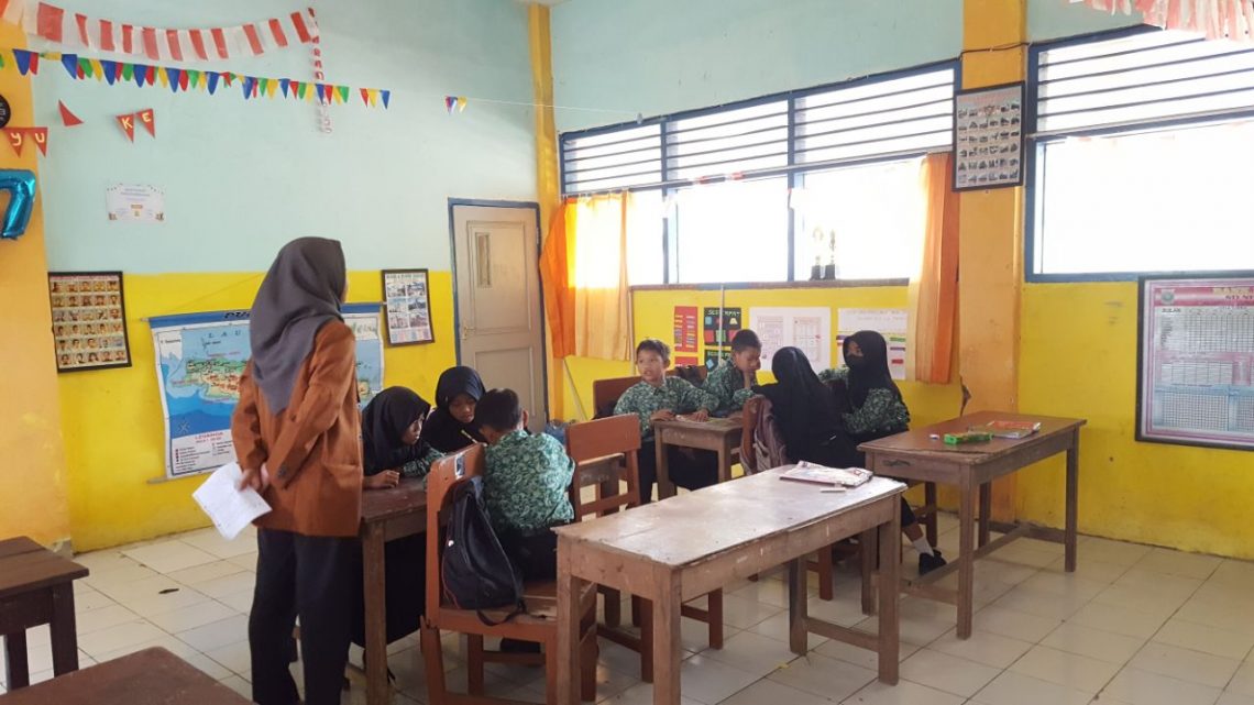 Salah seorang mahasiswa Unikama mendampingi siswa siswi SDN 2 Taji. Foto: dok Humas Unikama
