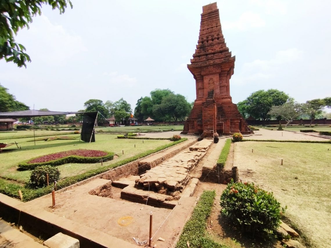 gapura bajangratu tugu jatim