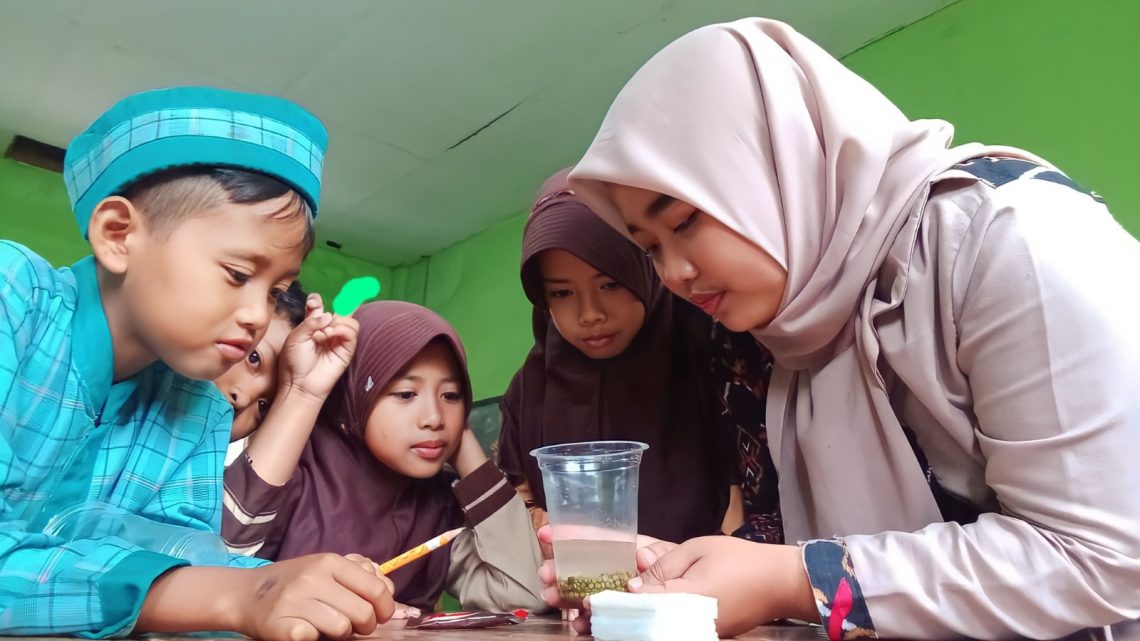 Mahasiswa Unikama mengajar peserta didik di SDN Pasrujambe 6, Kabupaten Lumajang. Foto: dok Humas Unikama