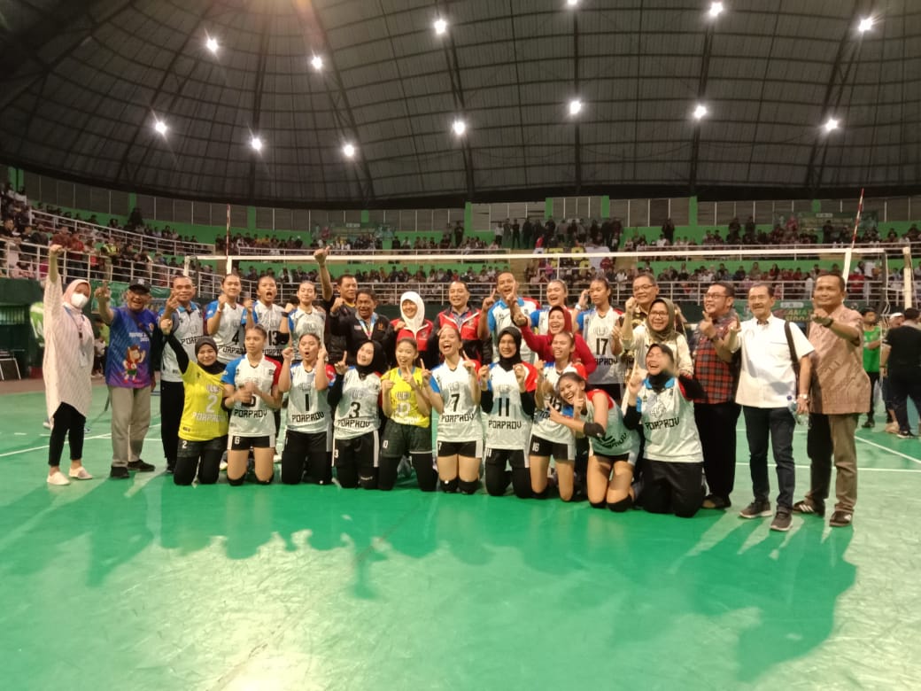 Pertahankan Juara, Tim Bola Voli Indoor Putri Surabaya Kembali Raih Emas di Porprov Jatim 1 bola voli tugu jatim