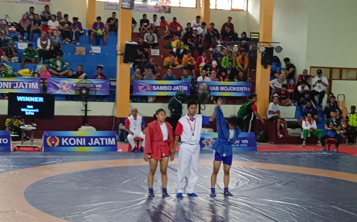 Atlet sambo Kabupaten Malang, Iin Wijayanti (berbaju biru) bertanding dengan atlet sambo Kabupaten Tuban (berbaju merah) di GOR Dinas Pendidikan Kota Mojokerto. Foto: Yona Arianto/Tugu Jatim