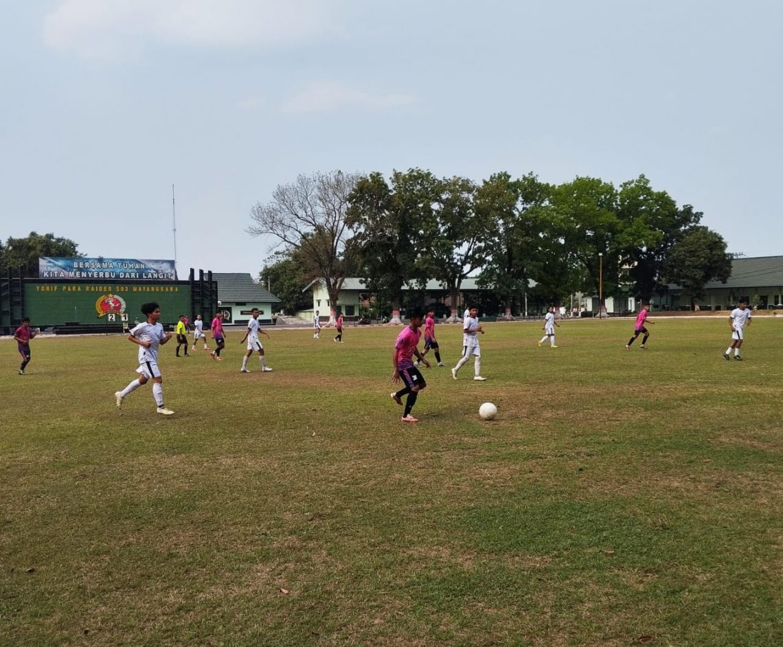 Kalahkan Kancil Muda, Mokeristi Juara 3 Majapahit Super League 2023 di Mojokerto 1 Pemain Mokeristi (baju pink) meladeni Kancil Muda pada perebutan tempat ketiga MSL 2023. Foto: Hanif Nanda/Tugu Jatim
