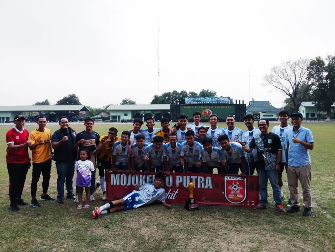 Majapahit Super League di Mojokerto Diharap Terlaksana Rutin Setiap Tahun 1 Presiden PSMP, Raja Siahaan (tiga dari kiri) bersama jawara MSL 2023. Foto: Hanif Nanda/Tugu Jatim