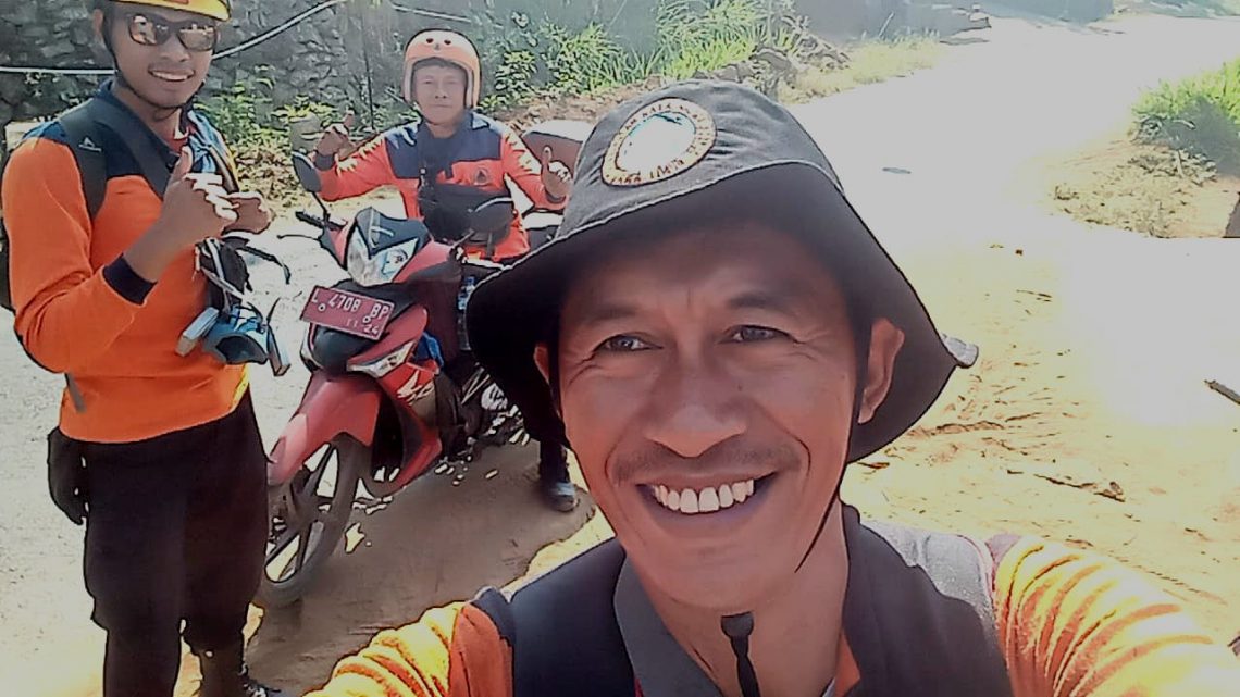 Wujud Wibisono (pakai topi), relawan MPA asal Desa Tambaksari, Kecamatan Purwodari, Kabupaten Pasuruan. Foto: dok warga