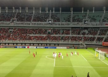 stadion gelora bung tomo tugu jatim