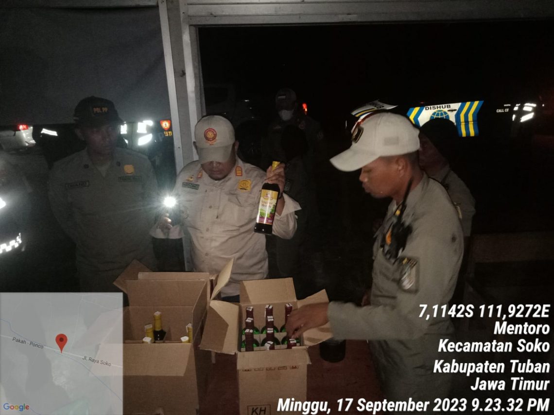 Petugas gabungan membawa barang bukti miras dari kafe maupun warung yang tidak berizin. Foto: dok Satpol PP dan Damkar Tuban