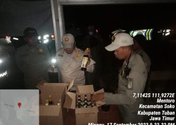 Razia Warung-warung di Tuban, Petugas Gabungan Sita Puluhan Botol Miras