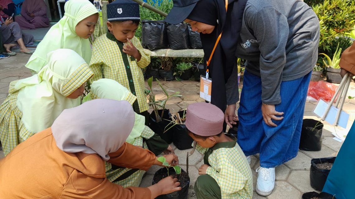 Mahasiswa Unikama memberikan pengetahuan tentang tanaman toga dan sayuran kepada anak-anak Paud RA Al Khozini. Foto: dok Humas Unikama