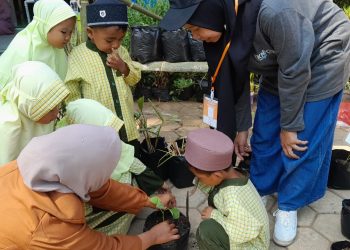 Mahasiswa Prodi PG PAUD Unikama Tebarkan Minat Baca dan Cinta Lingkungan di Desa Gedangan Malang