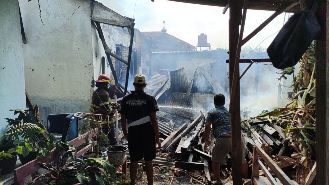 Gudang Arsip UOBF Puskesmas Bangilan Tuban Ludes Terbakar 1 Petugas Damkar Tuban dibantu anggota Polsek dan Koramil Singgahan berusaha memadamkan api. Foto: Damkar Tuban