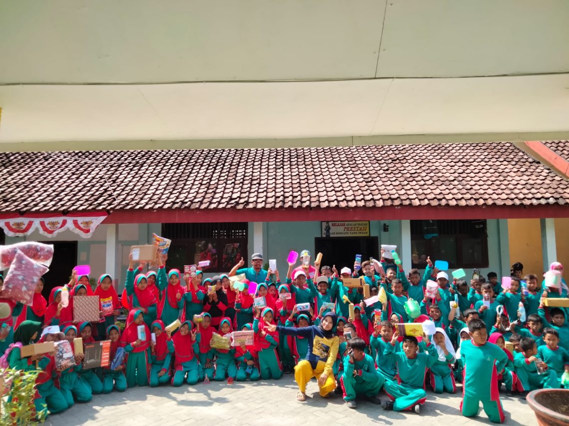 Pengenalan program Anak Emas dari mahasiswa Unikama kepada siswa-siswi SDN 1 Jipurapah. Foto: dok Humas Unikama