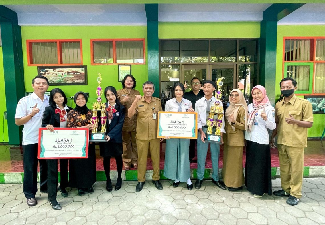 SMKN 1 Turen Raih 2 Juara di Lomba Antar SMK se-Jatim 1 Kepala SMKN 1 Turen bersama jajaran memberikan apresiasi kepada dua tim yang meraih juara satu. Foto: dok SMKN 1 Turen