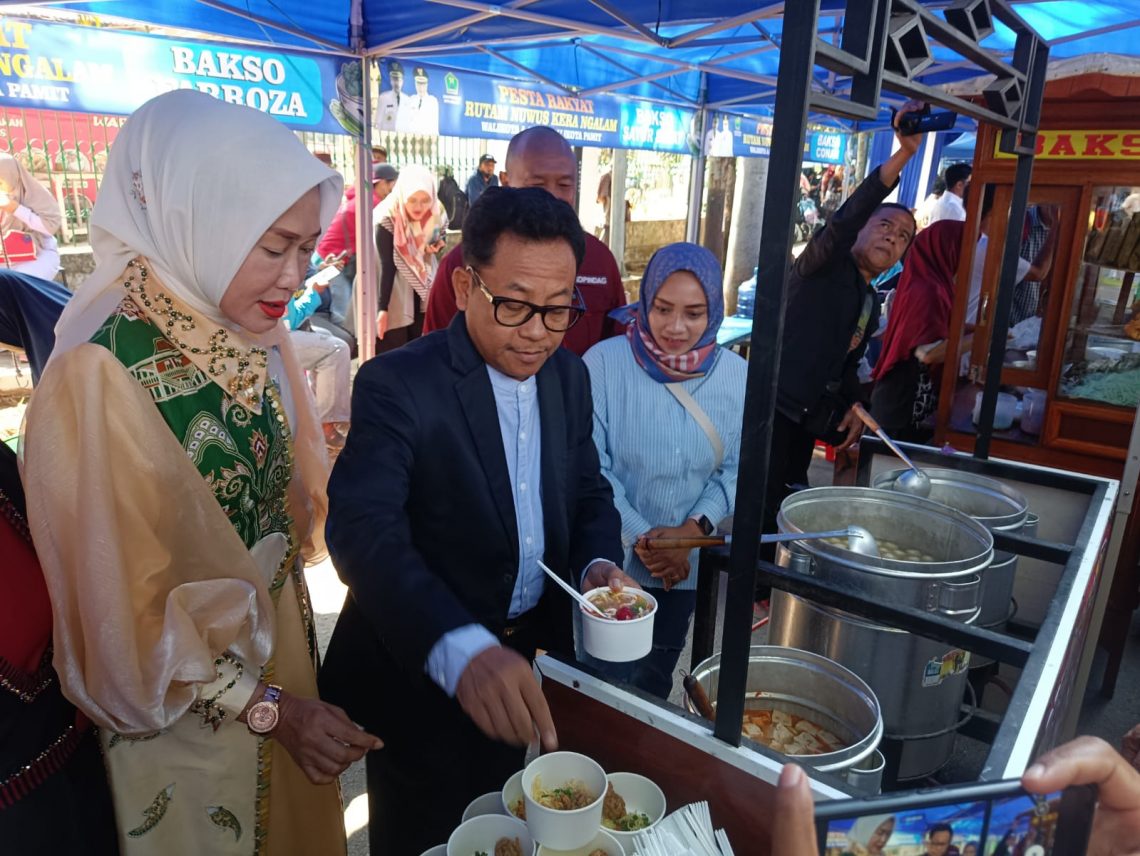 Wali Kota Malang, Sutiaji bersama istri mencoba kuliner bakso dalam pesta rakyat di Jalan Gajah Mada Kota Malang. Foto: Yona Arianto/Tugu Jatim