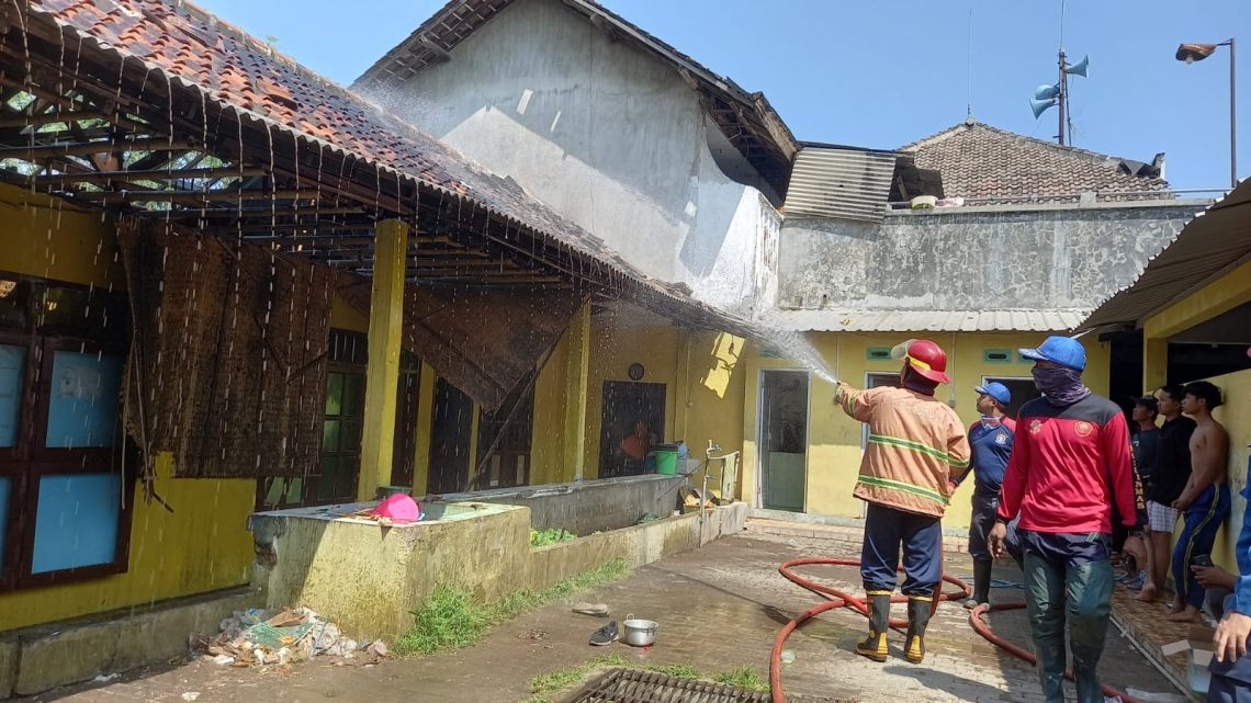 Gegara Lilin, Asrama Yayasan Al Ikhlas Pasuruan Terbakar 1 Kebakaran Gedung Asrama Al Ikhlas Kraton, Pasuruan. Foto: dok warga