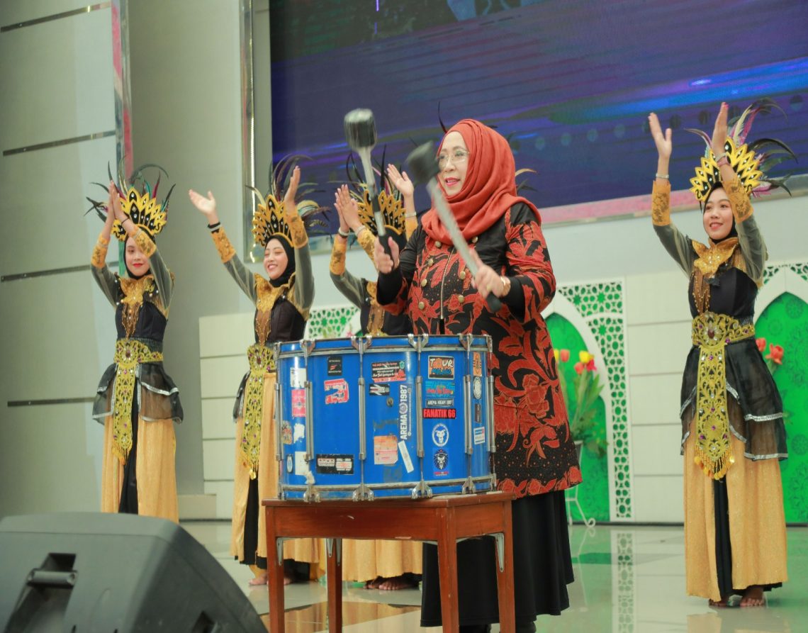 Dekan FEB Unisma, Nur Diana SE MSi membuka Oshika Maba FEB Unisma 2023. Foto: dok FEB Unisma