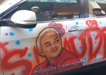 Fans Militan, Warga Pasuruan Corat-coret Mobil Mewah Penuh Gambar Ganjar Pranowo