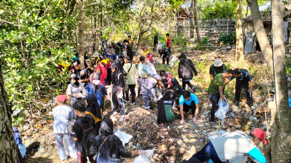 World Cleanup Day 2023, Ratusan Sukarelawan Pungut Sampah di Pantai Talang Siring Pamekasan 1 Ratusan sukarelawan World Cleanup Day 2023 memungut sampah di area Pantai Talang Siring Pamekasan. Foto: Rifqan AZ/Tugu Jatim