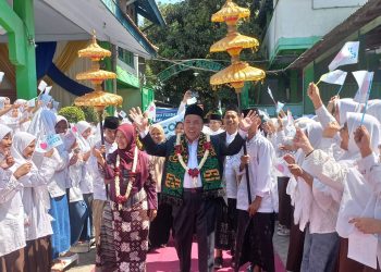 gus mujib tugu jatim