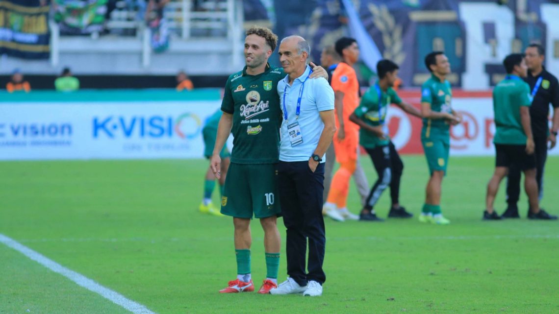 Pemain Persebaya, Jose Pedro Mahalhaes Valente bersama ayahnya, Jose Fernando Martins Valente, Foto: Dani Kristian/Tugu Jatim