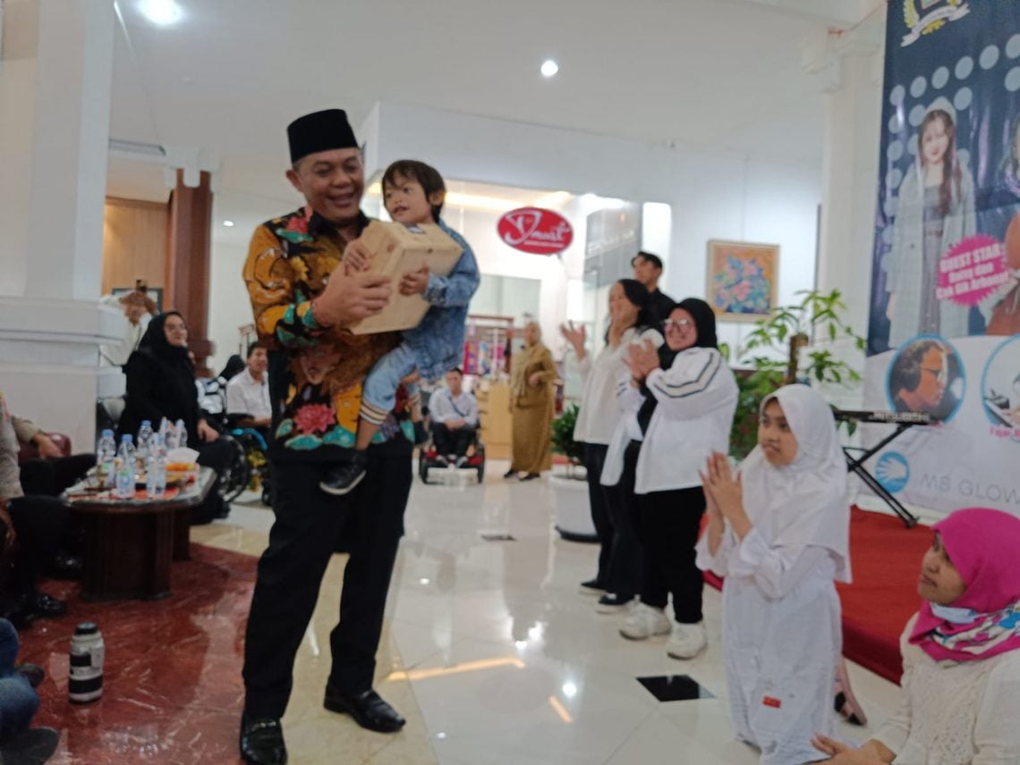 Target PDIP Kota Malang di Pileg 2024, Ini Analisis I Made Rian Diana Kartika 1 Ketua DPRD Kota Malang, I Made Rian Diana Kartika menggendong anak berkebutuhan khusus dalam acara Difable's Movement 2023 yang dilaksanakan di hall Gedung DPRD Kota Malang, pada Senin (25/09/2023). Foto: Yona Arianto/Tugu Jatim