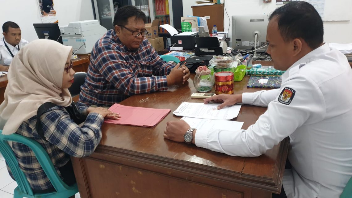 Penjelasan KPU Kota Mojokerto Soal Rekening Khusus Dana Kampanye Parpol 1 Salah satu parpol di Kota Mojokerto menerima surat pengantar pembukaan RKDK. Foto: KPU Kota Mojokerto