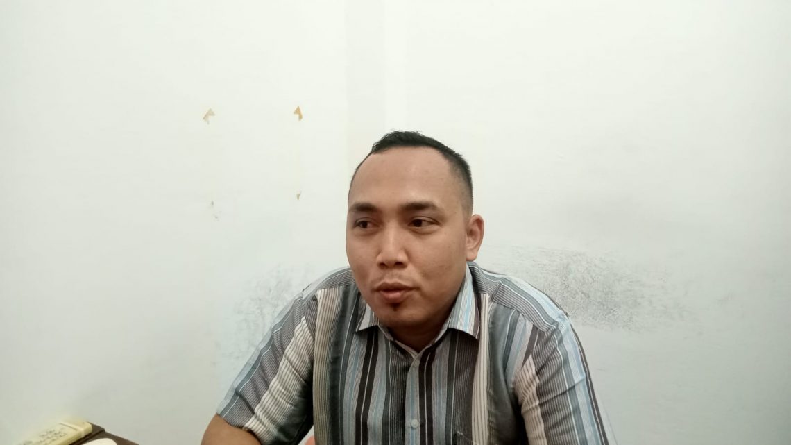 Komisioner KPU Kabupaten Tuban, Moh Nurrokhib, di kantornya. Foto: Rochim/Tugu Jatim