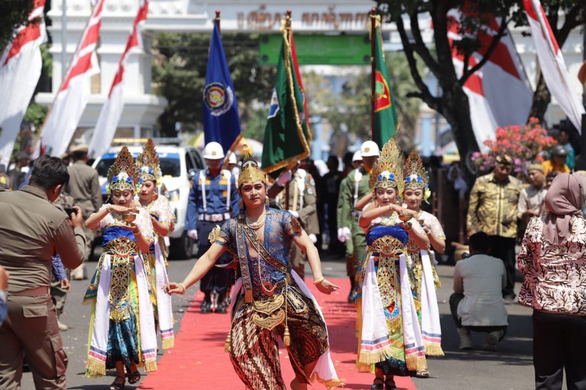 Kirab Pataka Jer Basuki Mawa Beya diiringi drum band dan kesenian tradisional. Foto: Diskominfo Tuban