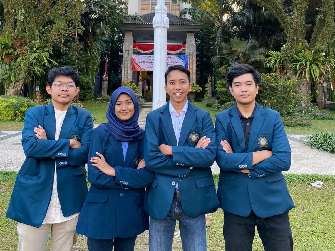 4 mahasiswa Universitas Brawijaya Malang pencipta alat pendeteksi gempa. Foto: dok Humas UB