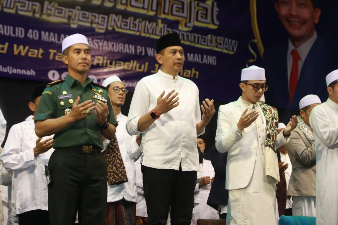 Mengawali Pimpin Kota Malang, Pj Wali Kota Malang Minta Doa Restu ke Alim Ulama 1 PJ Wali Kota Malang, Wahyu Hidayat (dua dari kiri) melakukan sesi doa. Foto: dok Humas Pemkot Malang