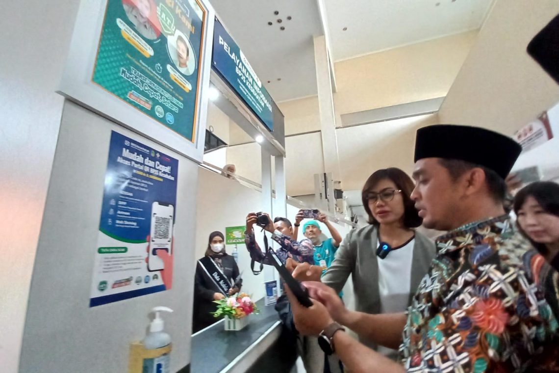 Loket Pelayanan Informasi BPJS Kesehatan di RSUD dr Soedarsono Pasuruan Diresmikan, Aduan Diproses Lebih Cepat 1 Wakil Wali Kota Pasuruan, Adi Wibowo bersama jajaran manajemen RSUD dr Soedarsono dan BPJS Kesehatan Kota Pasuruan. Foto: Laoh Mahfud/Tugu Jatim