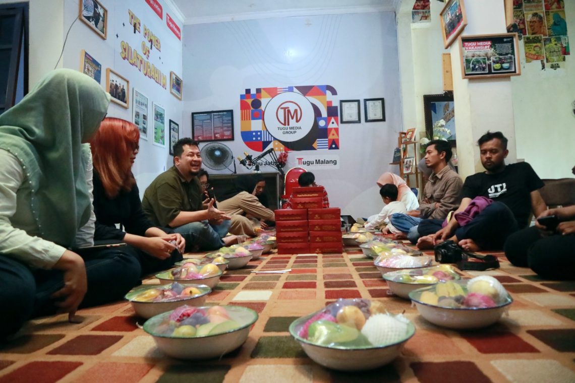 Peringati Maulid Nabi Muhammad SAW, CEO Tugu Media Group Ingatkan Salat dan Selawat 1 Suasana Peringatan Maulid Nabi Muhammad SAW di Kantor Tugu Media Group. Foto: Rubianto/Tugu Jatim
