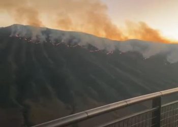 Kebakaran Gunung Bromo Akibat Flare Prewedding Belum Padam, Titik Api Terlihat Jelas dari Kafe Malang 1 kebakaran Gunung Bromo.
