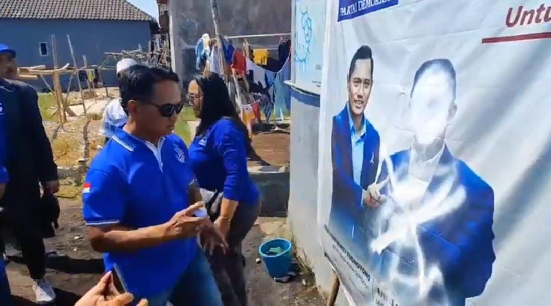 Baliho Anies di Kota Pasuruan.