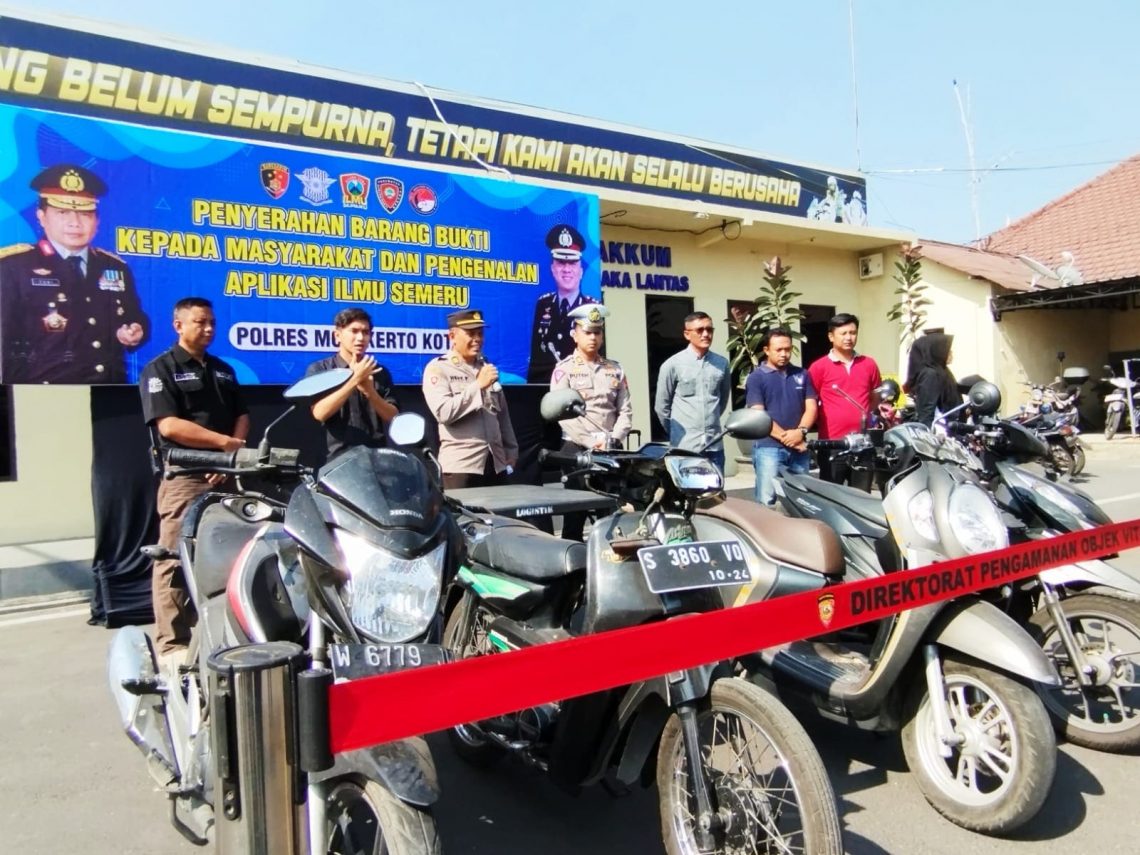 Aplikasi Ilmu Semeru, Solusi Cepat Cari Kendaraan Hilang di Mojokerto 1 Kasatlantas Polres Mojokerto Kota AKP Puteh (empat dari kiri) saat menyerahkan barang bukti kendaraan bermotor. (Foto: Hanif Nanda/Tugu Jatim)
