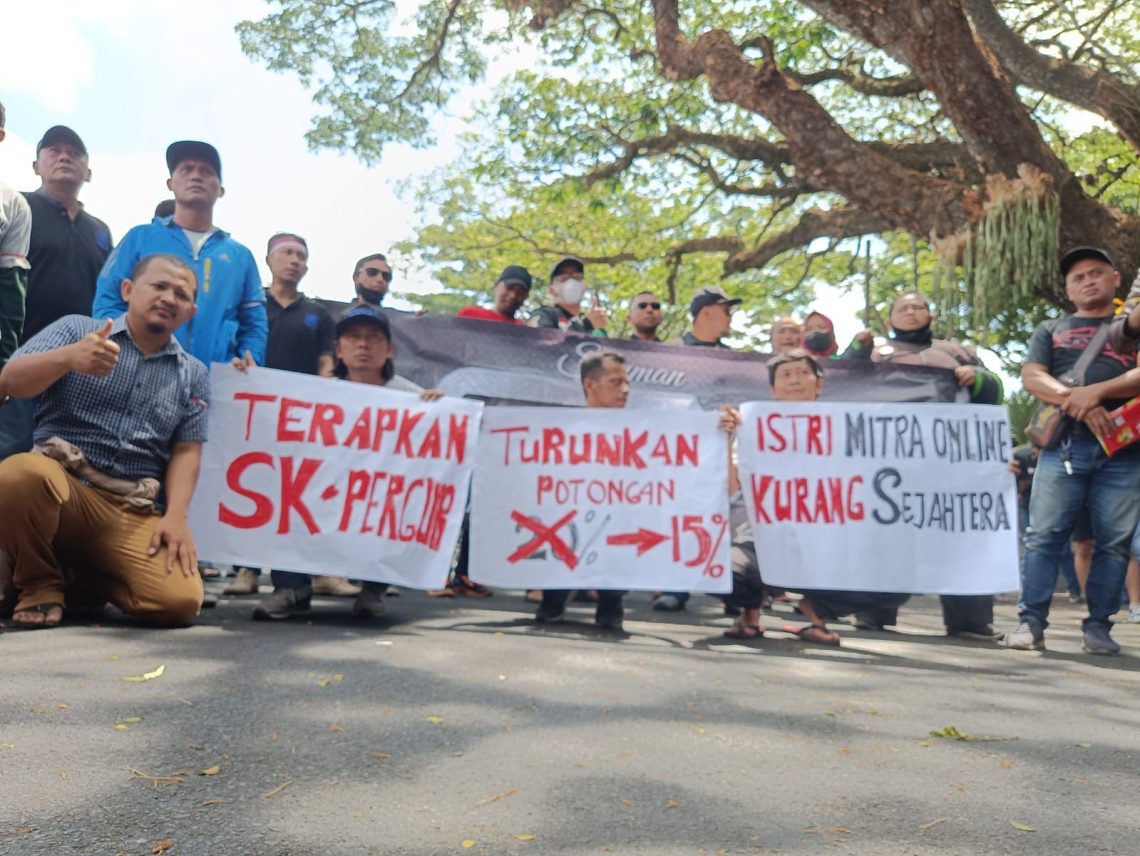 Ribuan Driver Ojol Se-Malang Raya Blokade Balai Kota, Tuntut Aplikator Kembalikan Tarif Dasar 1 Driver ojol.