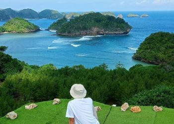 Pantai Teluk Asmara.