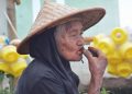 Tradisi menginang.