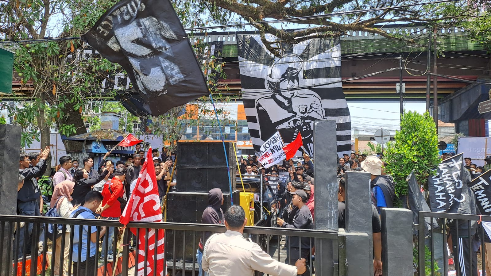 Geruduk PN Kelas 1A, Ratusan Arek Malang Demo Kawal Sidang Vonis 8 Tahanan Pendemo Kantor Arema FC 3 Arema Malang kawal sidang vonis Tahanan Pendemo Kantor Arema FC.