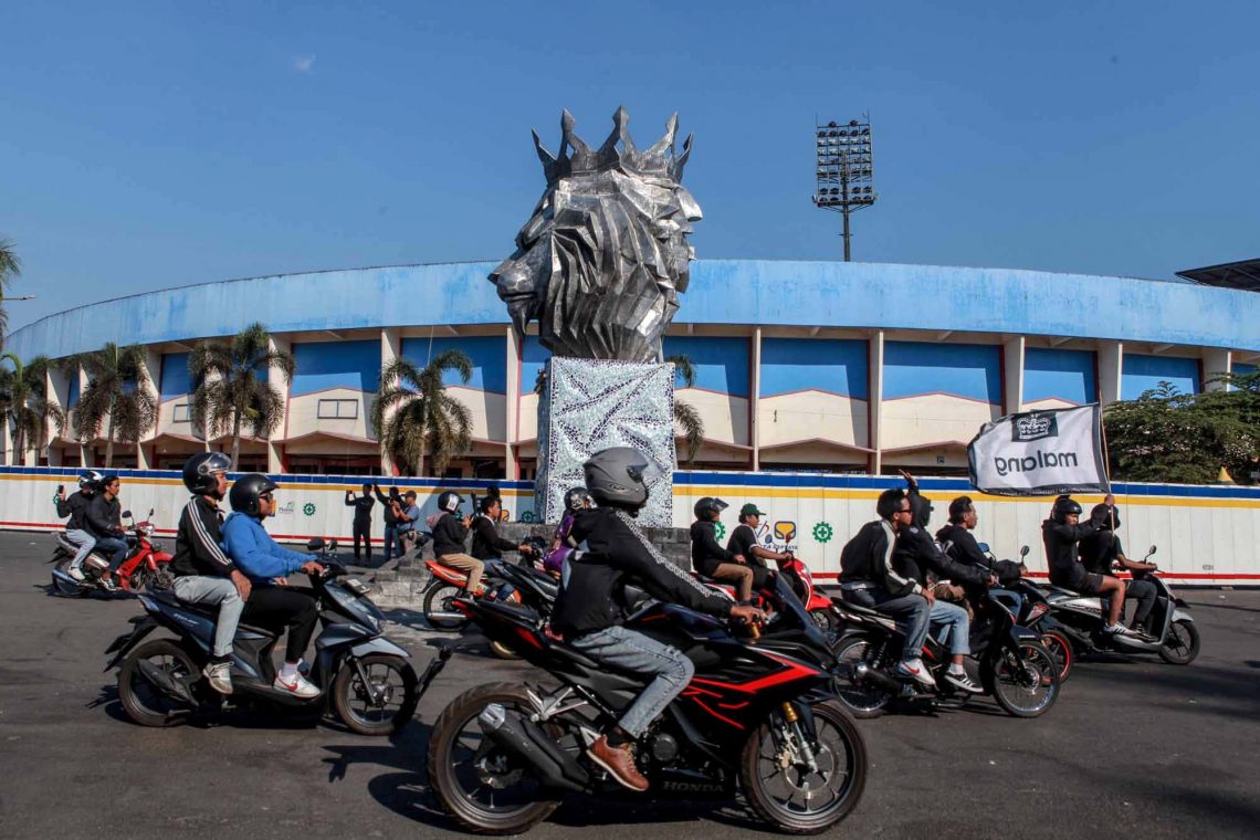 1 Tahun Tragedi Kanjuruhan, Potret Tangis Histeris dari Stadion Kanjuruhan 1 Tragedi Kanjuruhan.