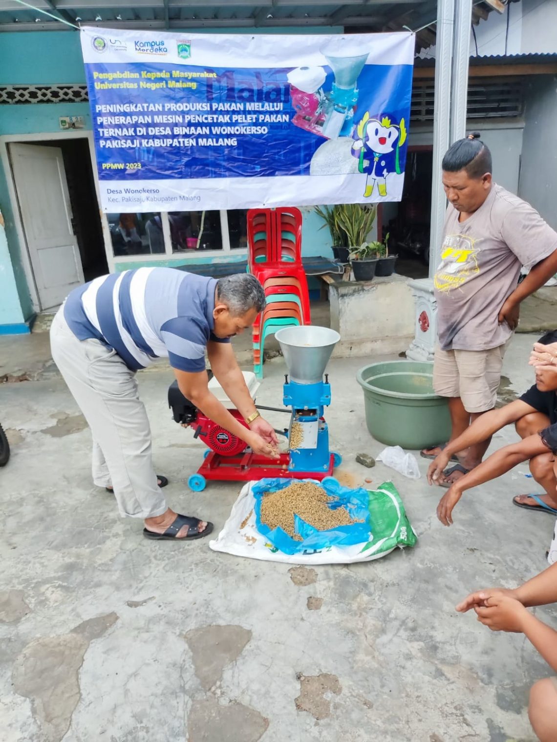 Tingkatkan Produksi Pakan Ternak, Inovasi Dosen UM Bantu Peternak Pakisaji Malang lewat Mesin Pencetak Pelet 1 Dosen UM.
