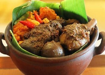 Wisata kuliner gudeg.