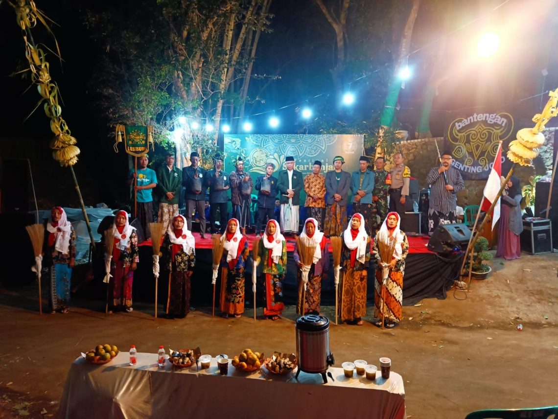Penutupan Festival Sekarbanjar 2023, Warga Kirab Pusaka Tombak Kiai Sekarbanjar 1 Festival Sekarbanjar.