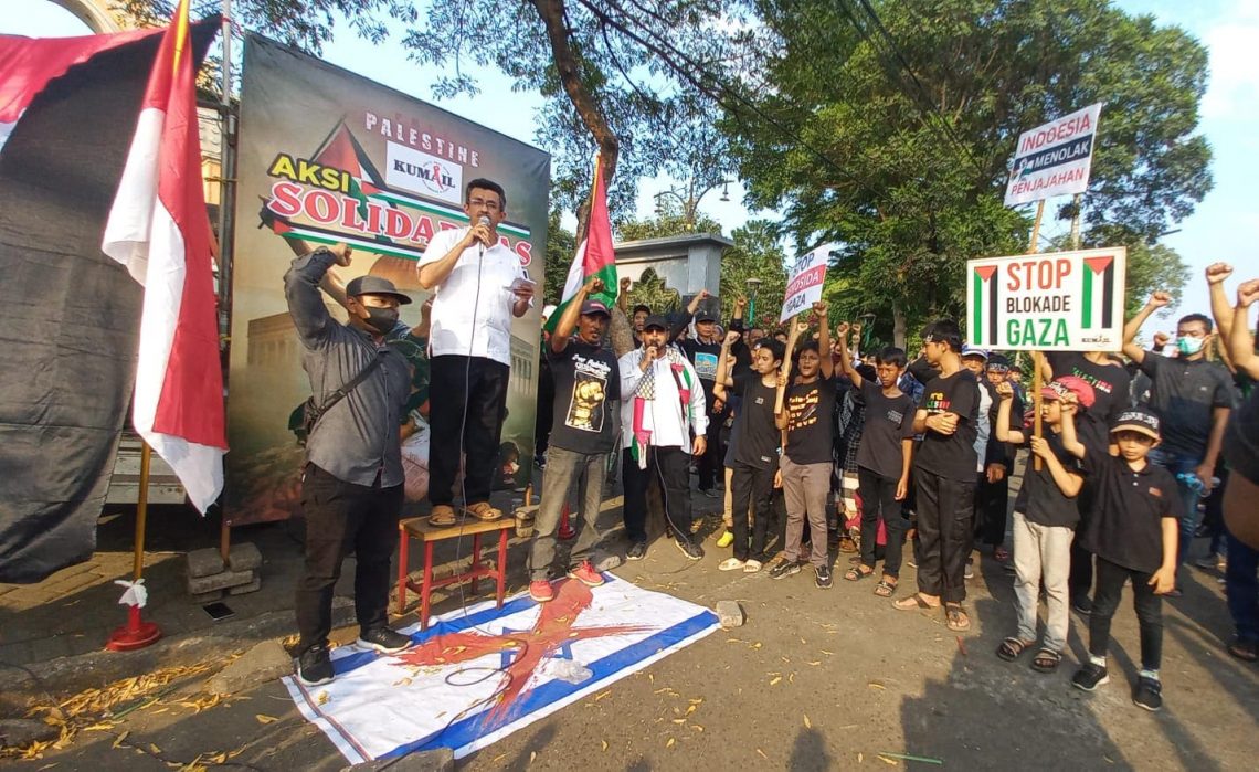 Aksi Solidaritas Bela Palestina, Massa Kumail Pasuruan Raya Injak Bendera Israel 1 Bela Palestina.