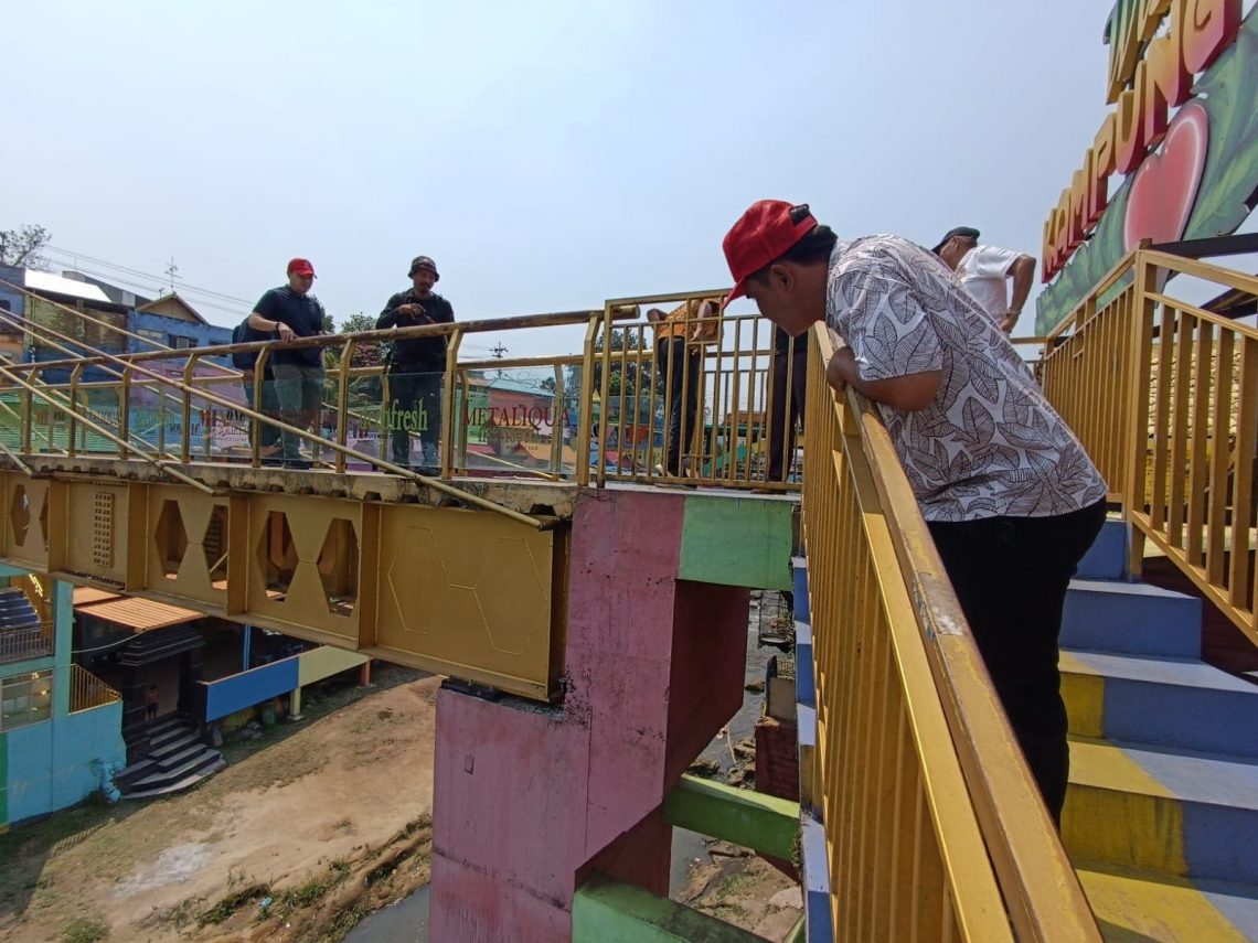 Dinilai Berbahaya, Jembatan Kaca di Kampung Warna-Warni Malang Bakal Ditutup Sementara 1 Jembatan kaca.